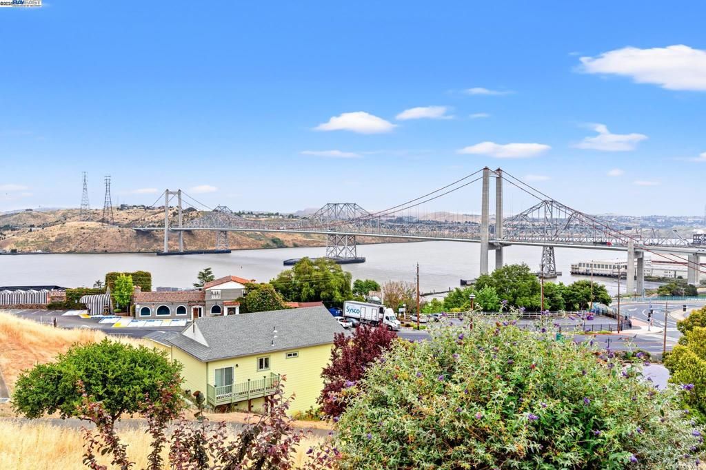 Photo of 104 Bridgeview Ct Ct, Crockett, CA 94525 (MLS # 41118376)