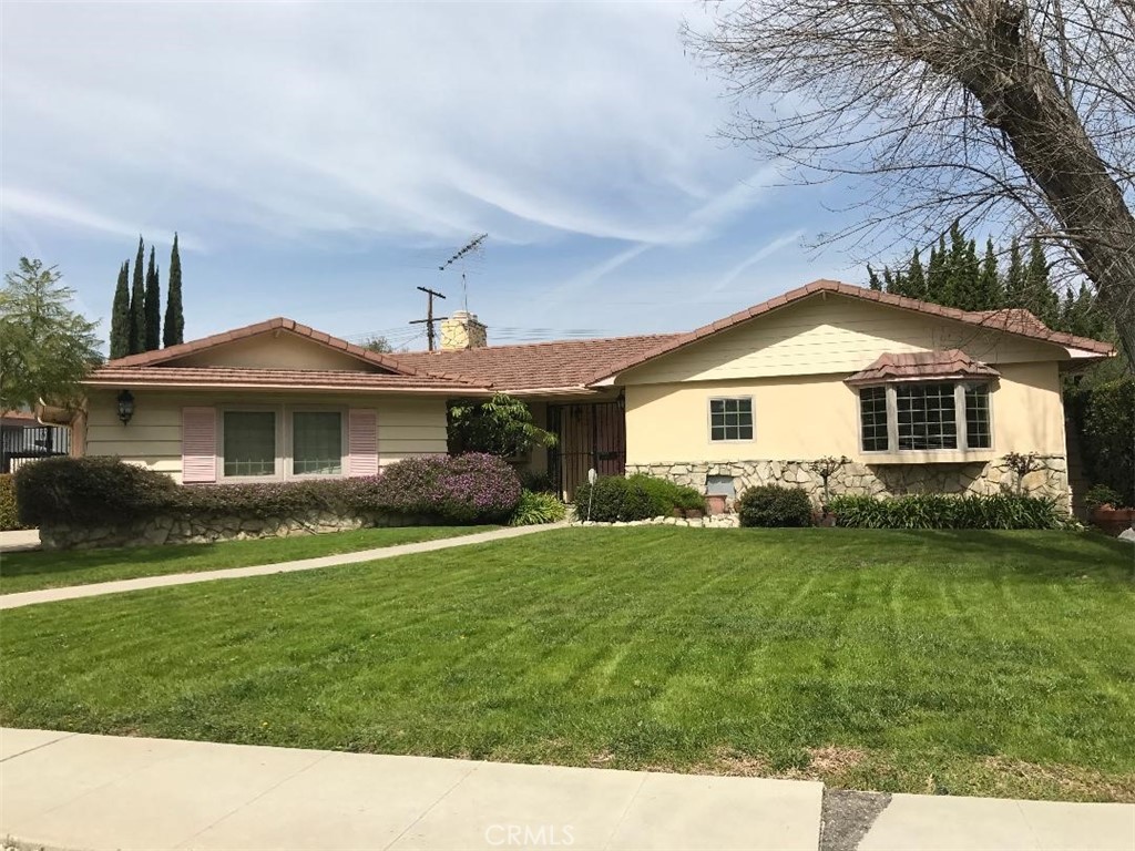 Great 3 Bdrm. 2 Ba home located on quiet street in prime Walnut Acres neighborhood. Master Bdrm w/own bath, remodeled bathrooms, spa tub. Large den, wood floors, formal dining room, eat-in kitchen, fireplace, large backyard w/fountain—great for entertaining. Close to 101 Freeway. Conveniently located to Woodlake Elementary, Hale Middle School and El Camino High School (walking distance).