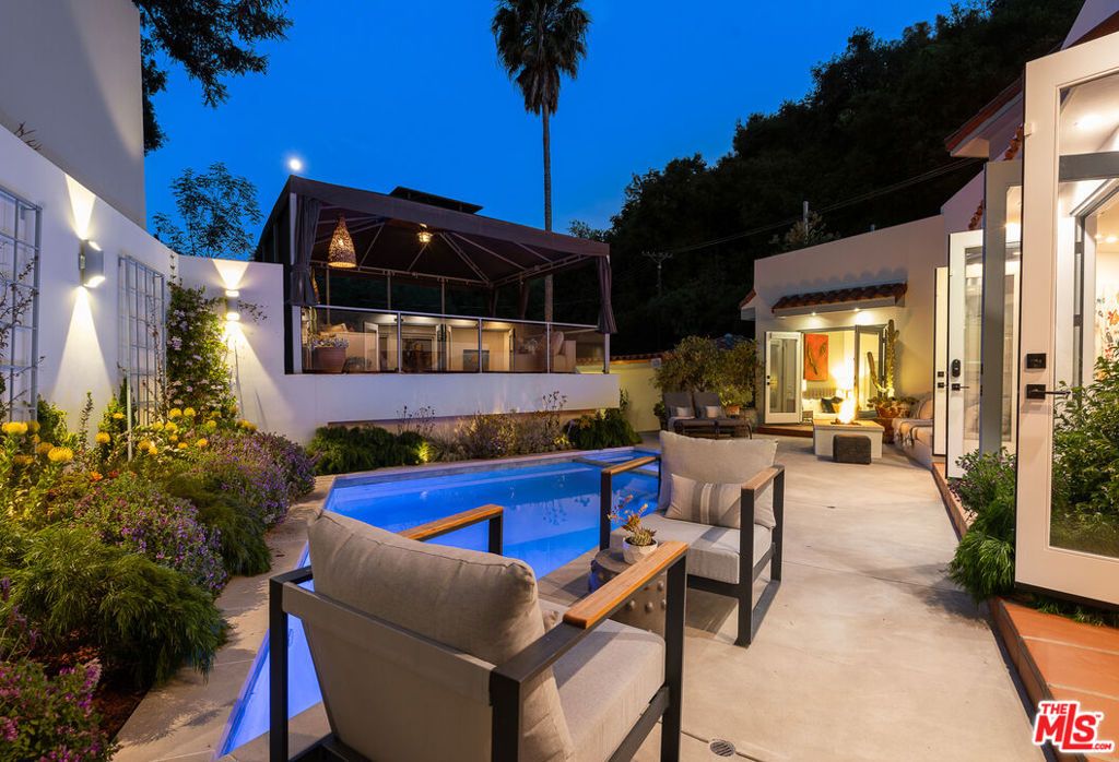Photo of 8701 Wonderland Park Avenue, Los Angeles, CA 90046 (MLS # 25585865)