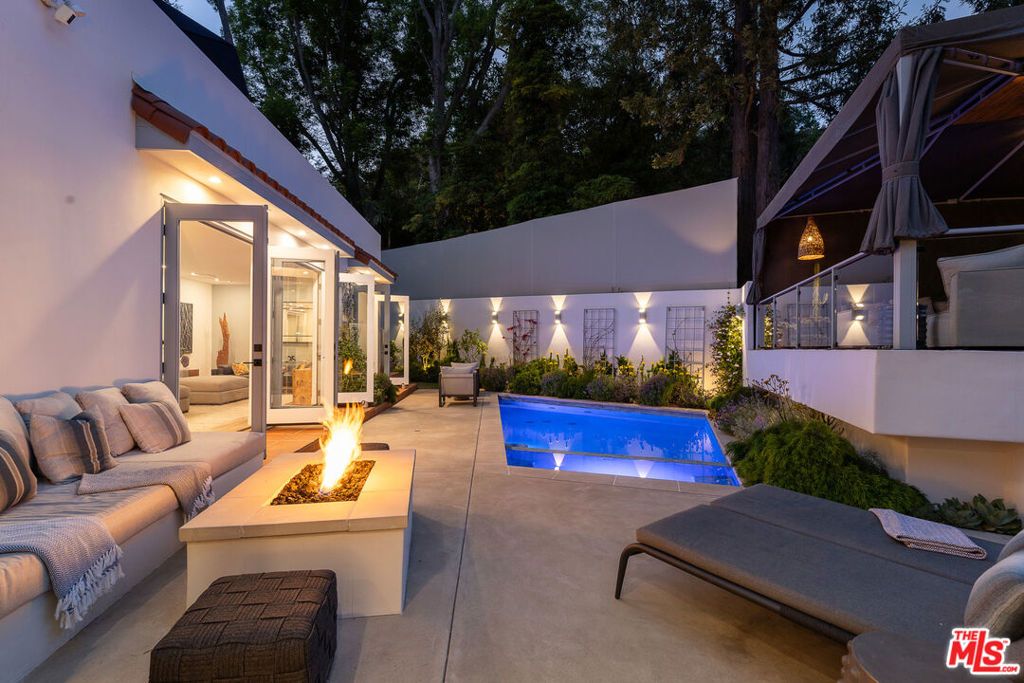 Photo of 8701 Wonderland Park Avenue, Los Angeles, CA 90046 (MLS # 25585865)