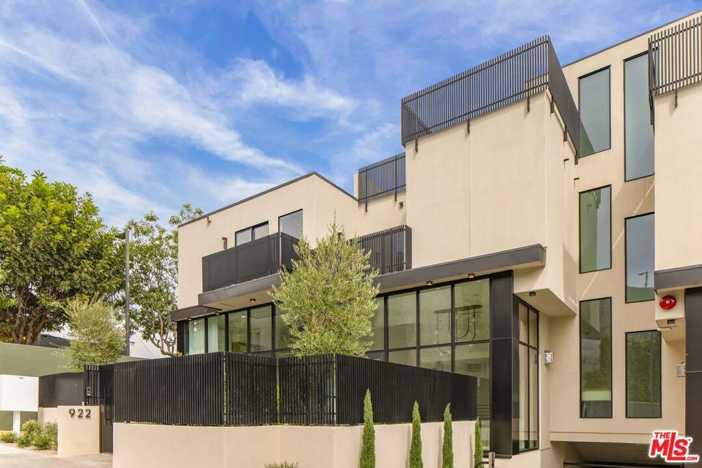Photo of 922 N West Knoll Drive, West Hollywood, CA 90069 (MLS # 25601885)