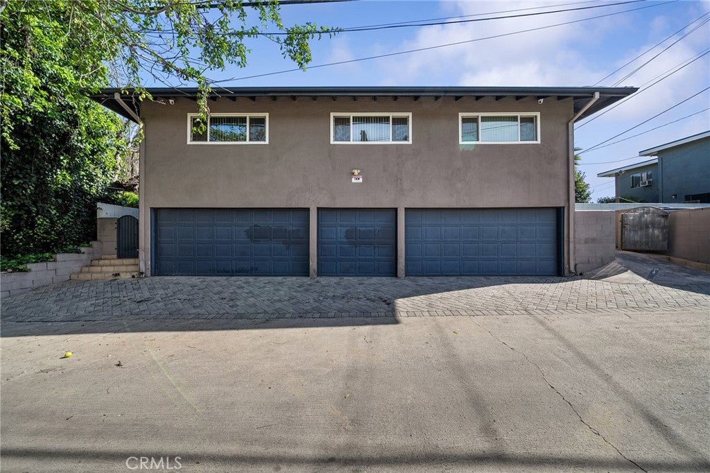 3823 Stockbridge