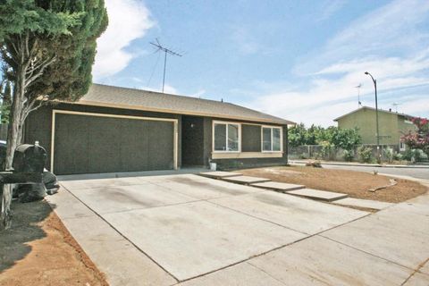 Photo of 3289 Lantern Way, San Jose, CA 95111 (MLS # ML82033756)