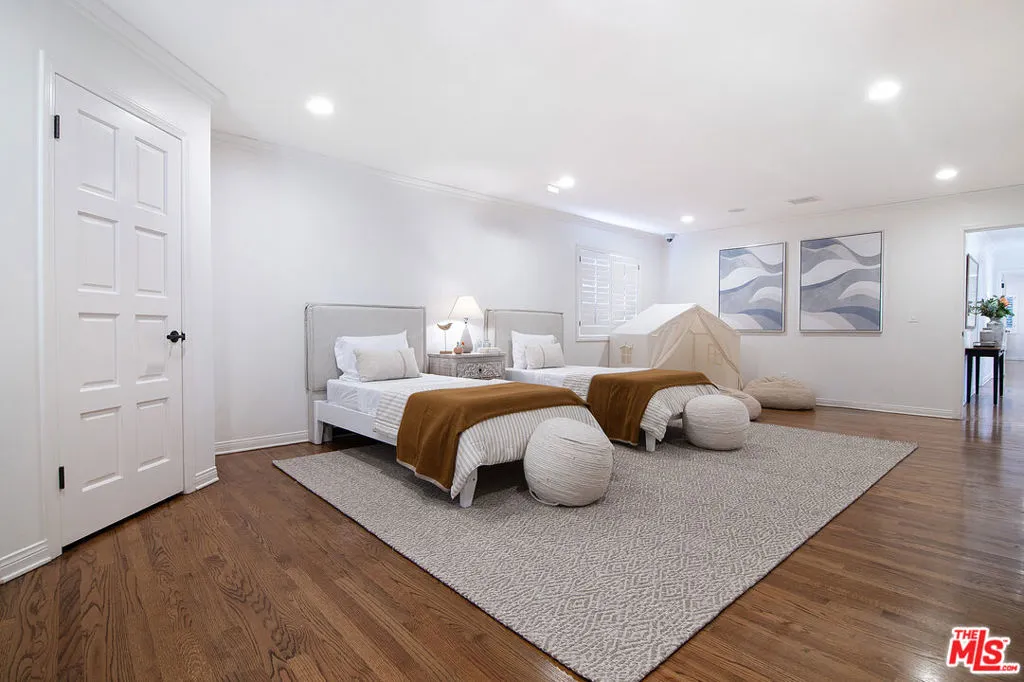 Sherman Oaks, California 91403, United States, 6 Bedrooms Bedrooms, ,6 BathroomsBathrooms,Residential,Active,217155