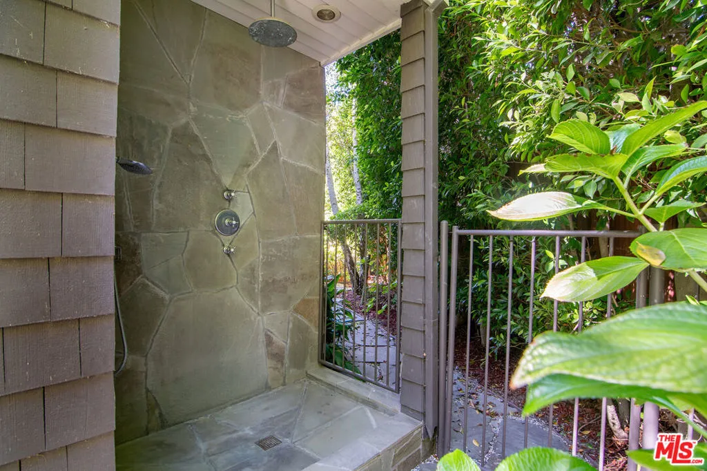 Sherman Oaks, California 91403, United States, 6 Bedrooms Bedrooms, ,6 BathroomsBathrooms,Residential,Active,217155