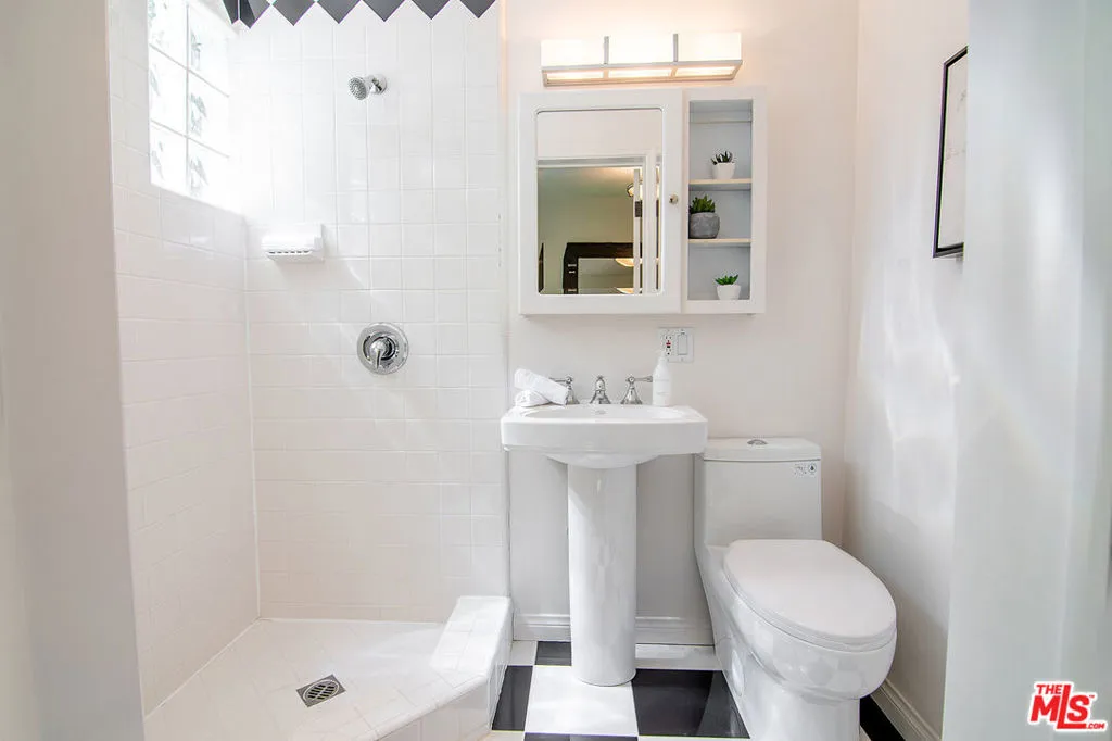 Sherman Oaks, California 91403, United States, 6 Bedrooms Bedrooms, ,6 BathroomsBathrooms,Residential,Active,217155