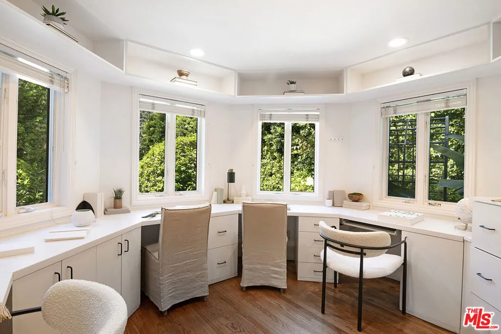 Sherman Oaks, California 91403, United States, 6 Bedrooms Bedrooms, ,6 BathroomsBathrooms,Residential,Active,217155