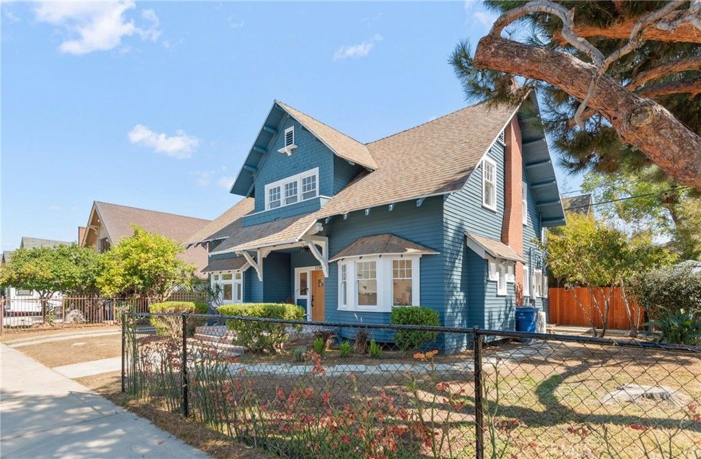 Photo of 1720 S Kingsley Dr, Los Angeles, CA 90006 (MLS # DW25233057)