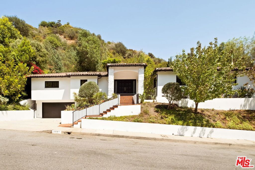 Photo of 1132 Chantilly Road, Los Angeles, CA 90077 (MLS # 25600901)