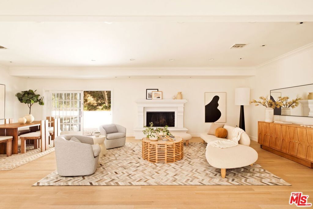 Photo of 1132 Chantilly Road, Los Angeles, CA 90077 (MLS # 25600901)