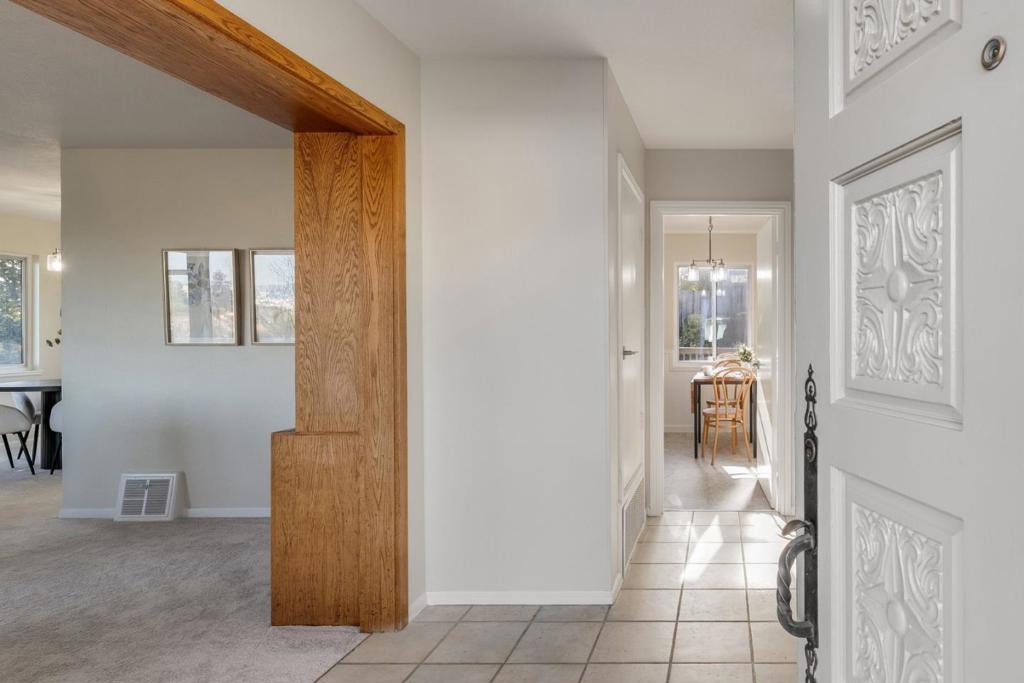 909 Hillcrest Boulevard