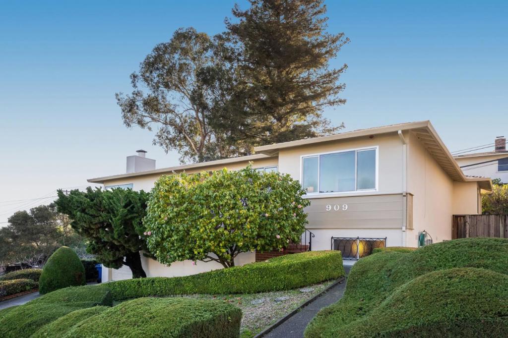 909 Hillcrest Boulevard