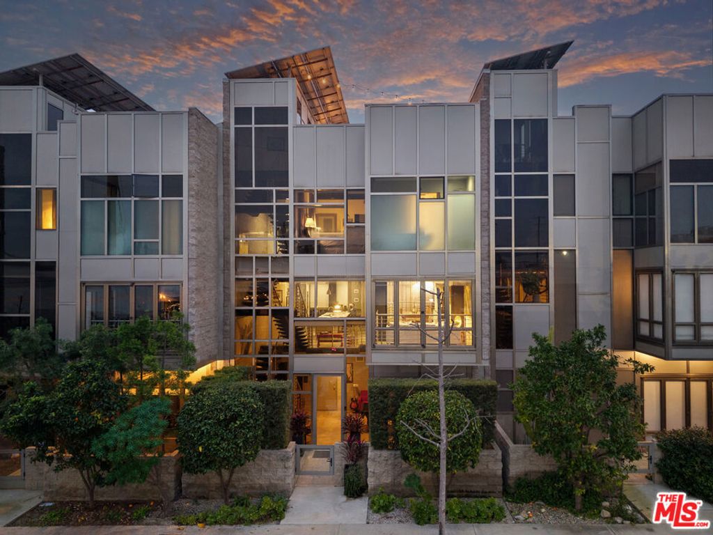 Photo of 3240 Casitas Avenue, Los Angeles, CA 90039 (MLS # 26641829)