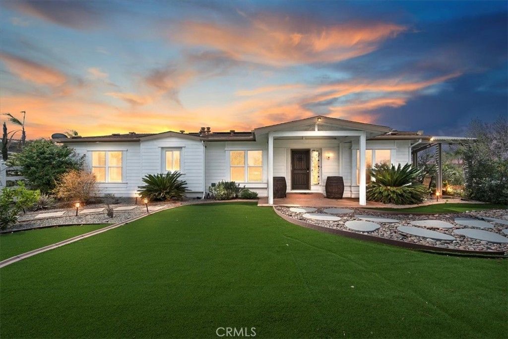 Photo of 39565 Spanish Oaks Drive, Temecula, CA 92592 (MLS # SW26026672)