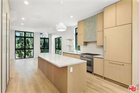 Photo of 428 Arnaz Drive, Los Angeles, CA 90048 (MLS # 26799874)