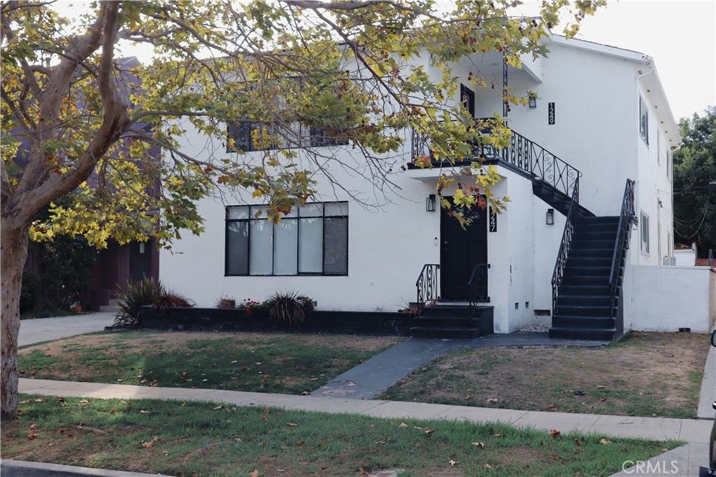 Photo of 1247 S Sycamore Avenue, Los Angeles, CA 90019 (MLS # SB25216120)