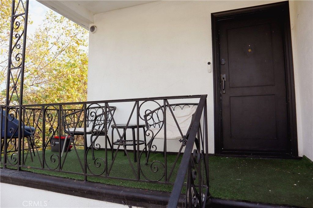 Photo of 1247 S Sycamore Avenue, Los Angeles, CA 90019 (MLS # SB25216120)