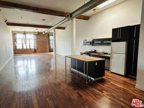 Photo of 652 Mateo Street #306, Los Angeles, CA 90021 (MLS # 25577671) Photo of 652 Mateo Street #306, Los Angeles, CA 90021 (MLS # 25577671)