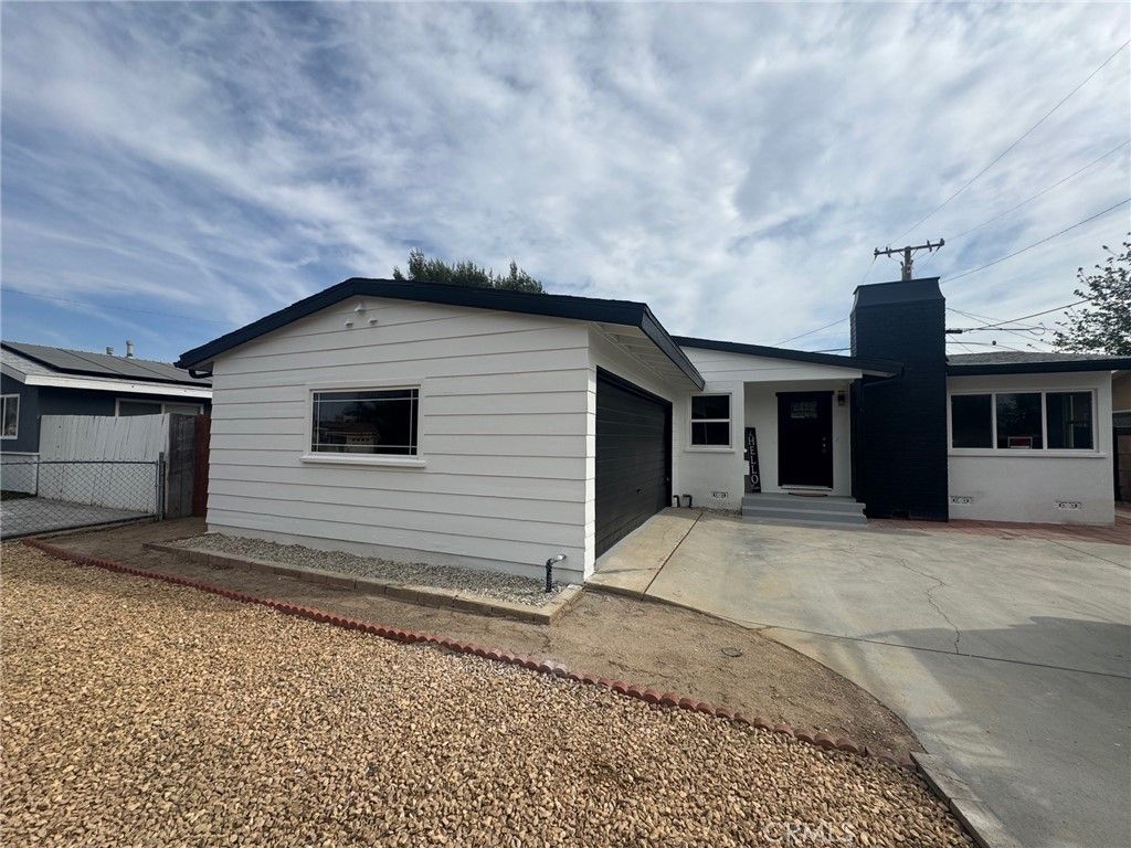 Photo of 318 W Avenue J10, Lancaster, CA 93534 (MLS # SR26066796)