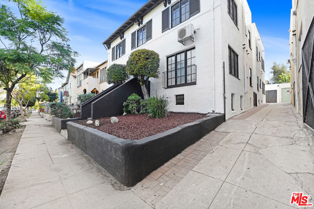 852 N Oxford Avenue