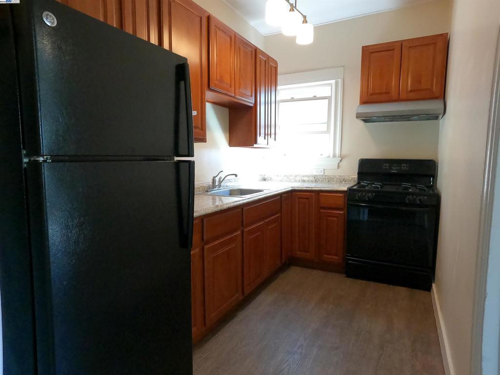 3822 Telegraph Ave Oakland, CA 94609 Sunny 2 bedroom 1 bath apartment a block away from MacArthur Bart, and walking distance to plenty of restaurants and local eateries. Rent Includes two parking spaces. TERMS: $1,650/Month, One-year Lease Security Deposit: 1 month rent Tenant Responsibilities: PGE & Water Landlord pays for Garbage No Laundry on site - 2 Laundromats within 8 blocks. 2 designated parking spaces. NO smoking, NO subletting, & NO pets Application will be required showing proof of income, credit reports, bank statement, and etc.