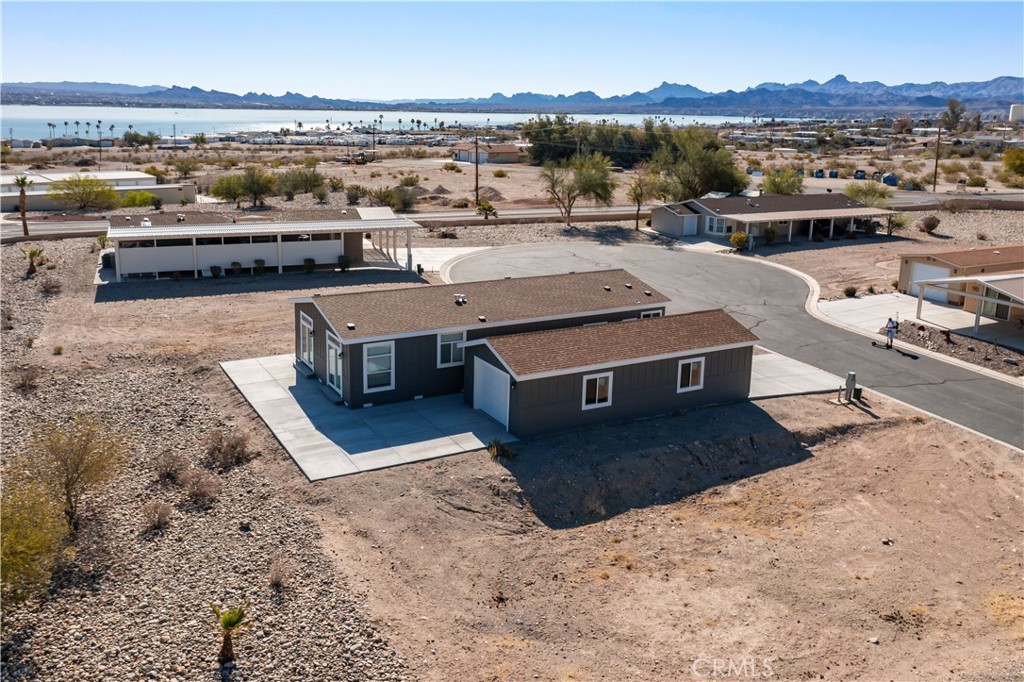 Experience the Ultimate Lake Lifestyle!
Don’t miss out on this stunning home with picturesque lake views, nestled on a peaceful cul-de-sac. Just a few short blocks from the California shoreline of Lake Havasu, you’ll have easy access to two marinas offering both short-term and long-term slip rentals, along with miles of exhilarating off-roading trails.
Located within the desirable gated community of Vista Del Lago, residents enjoy fantastic amenities including a community pool, spa, clubhouse, showers, putting green, and workout room. Plus, you’ll love the added benefit of owning your land!
This home features a spacious garage and an oversized patio, perfect for entertaining. Inside, you’ll find two sliding doors leading into a bright and airy great room, complemented by a gorgeous kitchen and den. The home boasts an abundance of natural light from large windows, two generously sized bedrooms, and a main bedroom complete with an ensuite bathroom. Stainless steel appliances are included for your convenience!
Don’t miss your chance to embrace the lake lifestyle in this beautiful home!