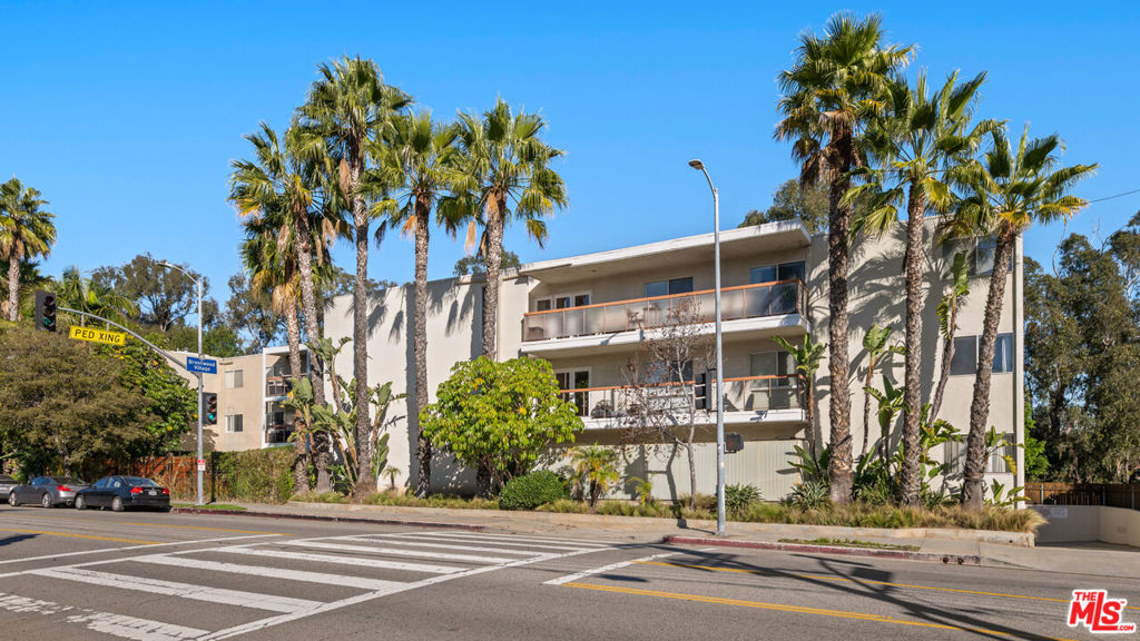 330 S Barrington Avenue 307