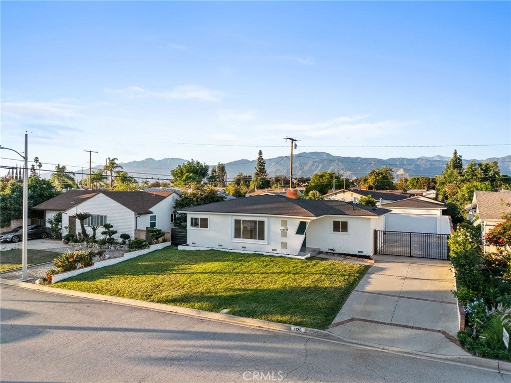 1125 E Louisa