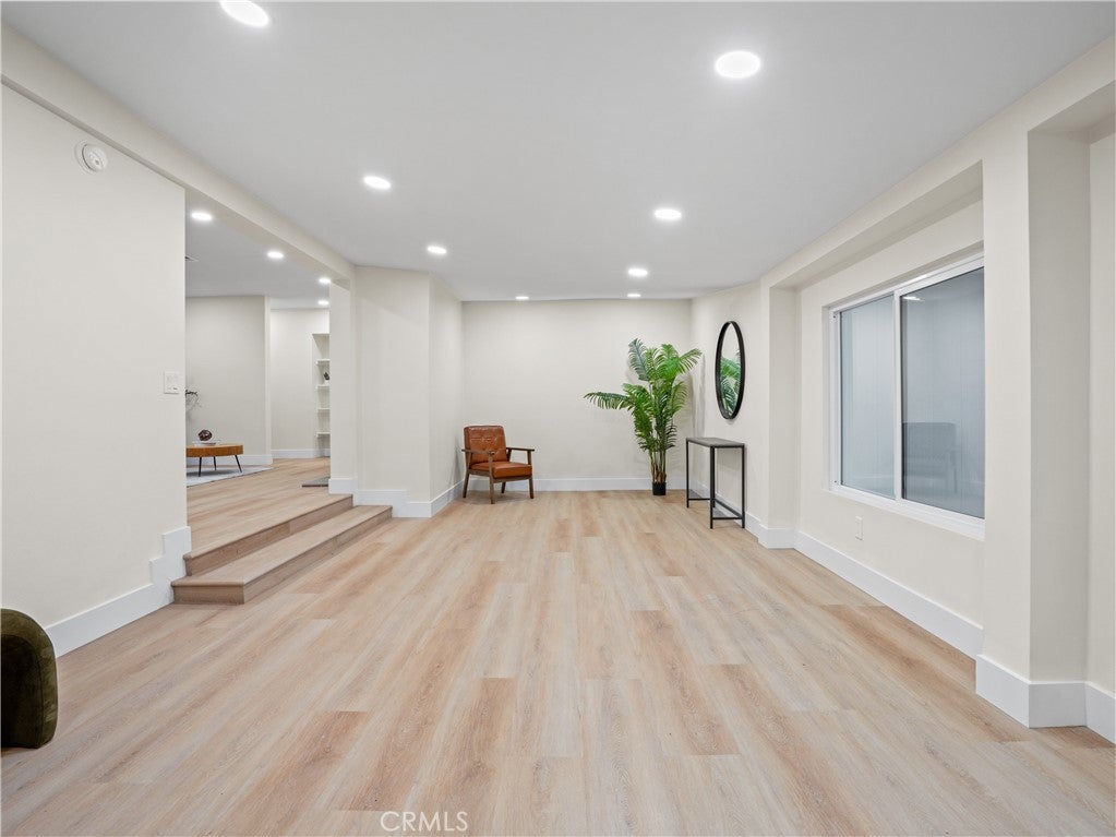 1125 E Louisa