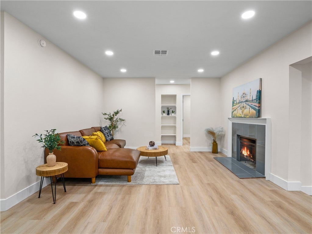 1125 E Louisa