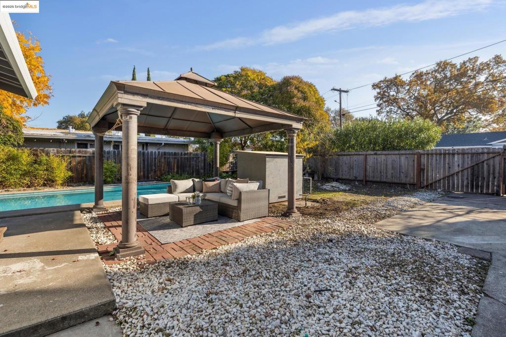 GREGORY GARDENS - Residential