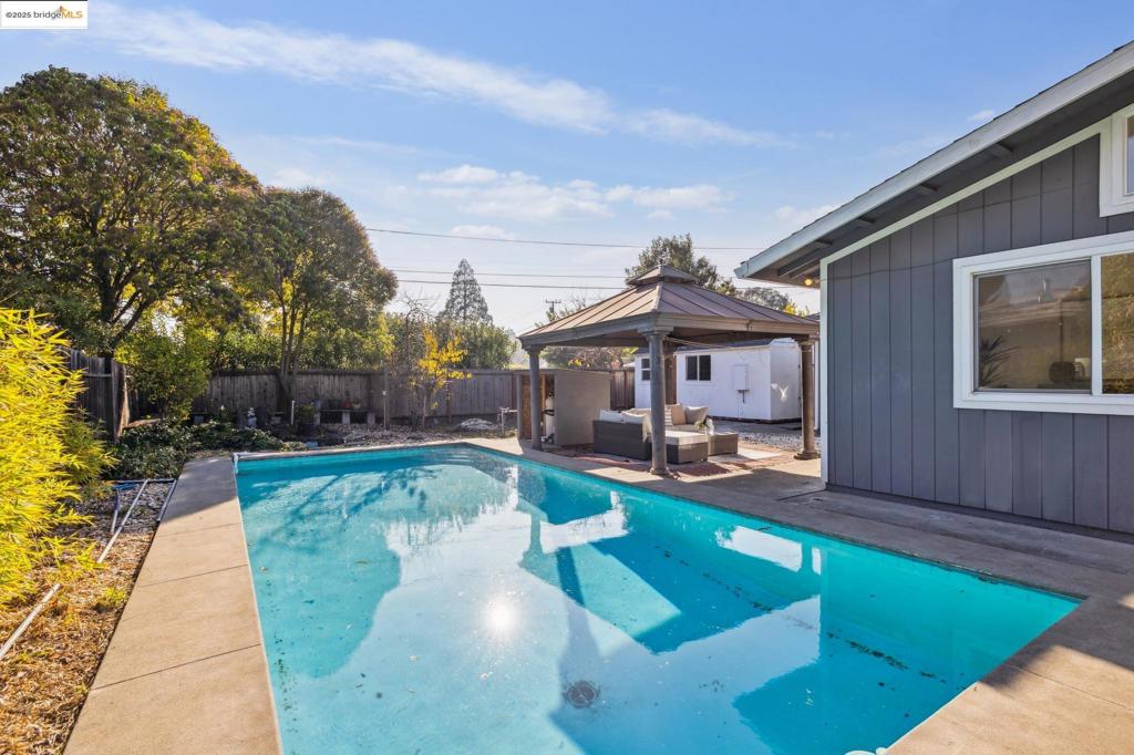 GREGORY GARDENS - Residential