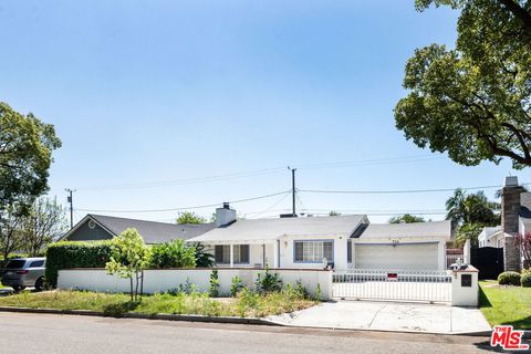 Photo of 711 N Priscilla Lane, Burbank, CA 91505 (MLS # 26702497)