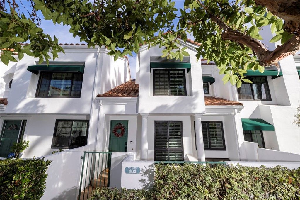 Photo of 7401 Seabluff Dr #102, Huntington Beach, CA 92648 (MLS # OC25264330)