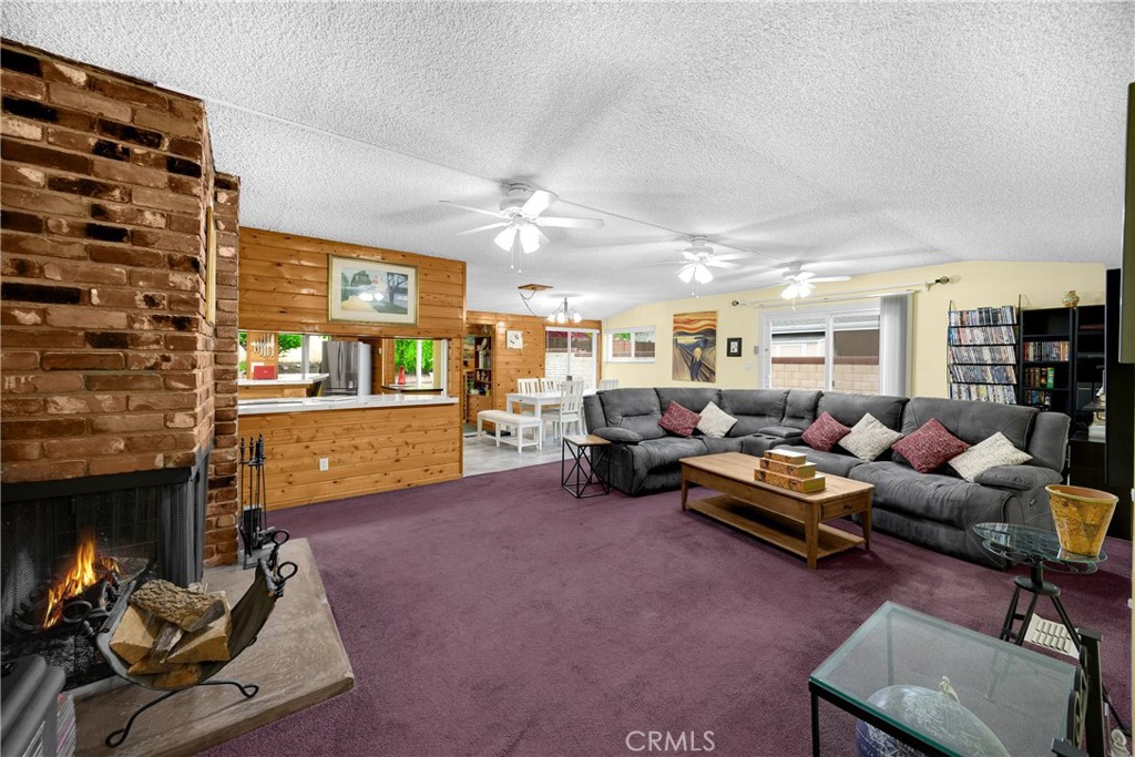 1005 E Woodland Lane