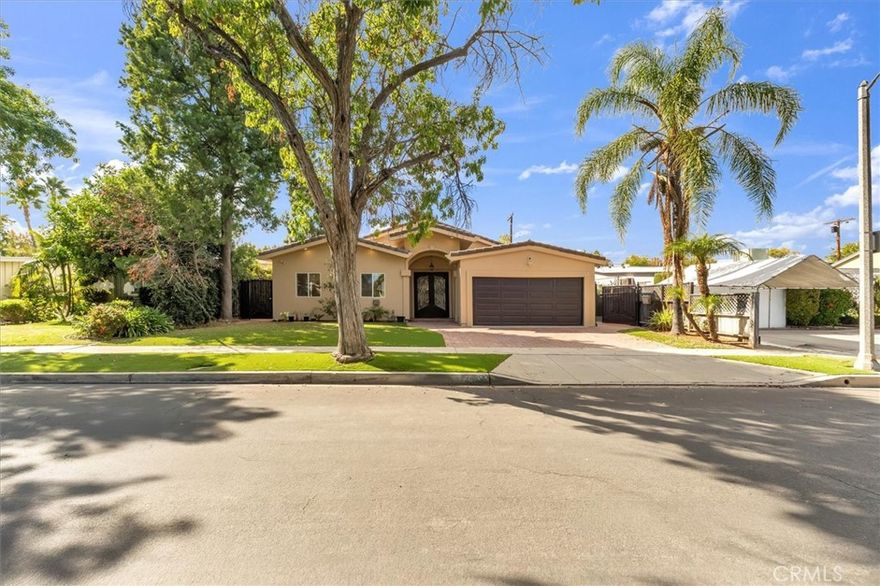 Welcome to this stunning Encino Village residence!
This beautifully updated home features 4 bedrooms plus a complete attached Guest Studio/ADU (converted garage with a private entrance, kitchenette, and full bathroom) — offering incredible flexibility for extended family, guests, or rental income.
Enjoy 4 stylishly updated bathrooms with new vanities, a bright open floor plan, and real red oak hardwood floors complemented by elegant crown molding. The spacious living and family rooms boast high ceilings and a cozy Fireplace, creating the perfect setting for both relaxation and entertaining.
The modern eat-in kitchen showcases sleek quartz countertops, a central island with cooktop, stainless steel appliances, and a welcoming dining area overlooking the private patio and heated pool — perfect for indoor-outdoor California living.
Located in the highly sought-after Encino Village neighborhood, within the boundaries of award-winning Encino Charter Elementary School, this home offers prime access to the 101 and 405 freeways, local parks, tennis courts, bike paths, the Encino Community Center, and Balboa Park & Golf Course.
Move-in ready and turnkey — this home truly has it all!