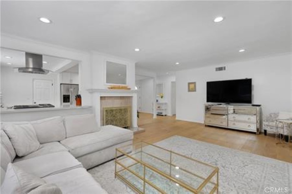 Properties 3 22335 Kittridge Street