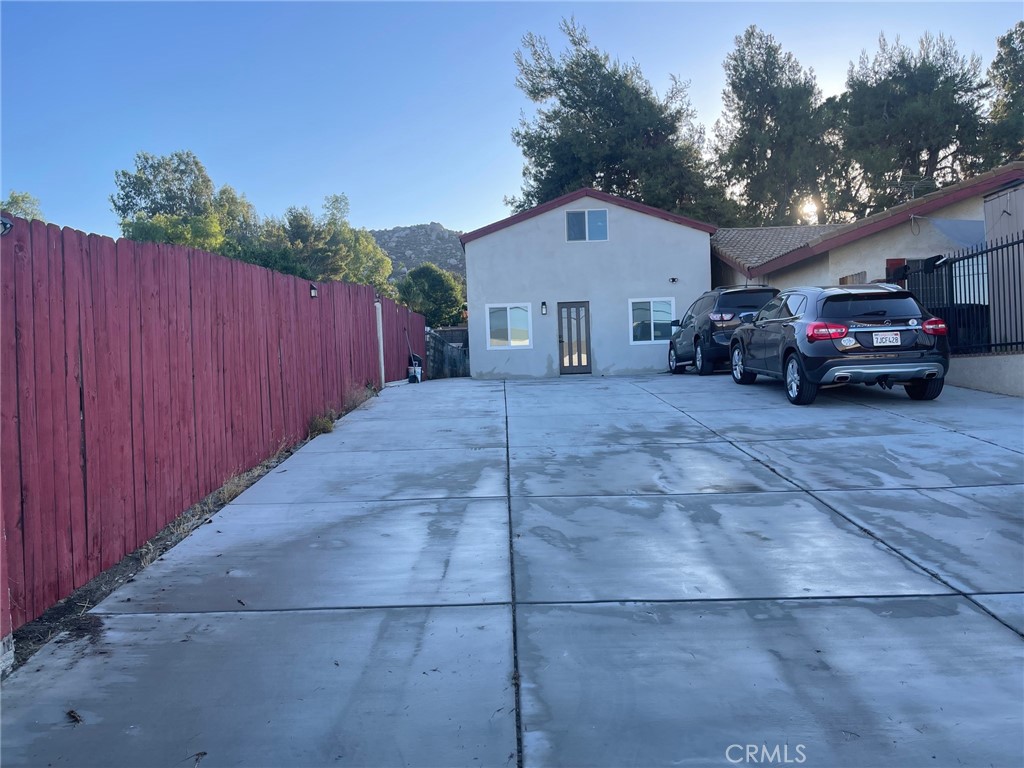 Beautiful 2 Story house, 3 bedroom, 3 bathrooms, 2 living rooms.