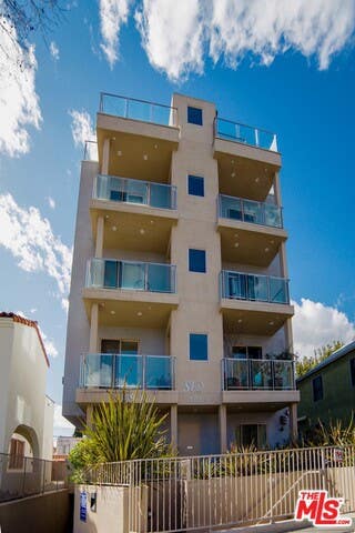 Photo of 819 S HOLT Avenue #PH, Los Angeles, CA 90035 (MLS # 26864071)