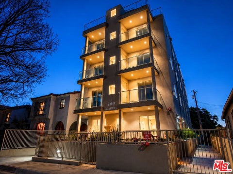 Photo of 819 S HOLT Avenue #PH, Los Angeles, CA 90035 (MLS # 26864071)