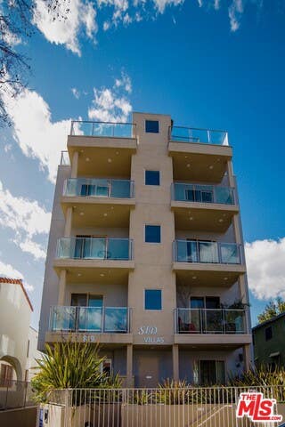 Photo of 819 S HOLT Avenue #PH, Los Angeles, CA 90035 (MLS # 26864071)