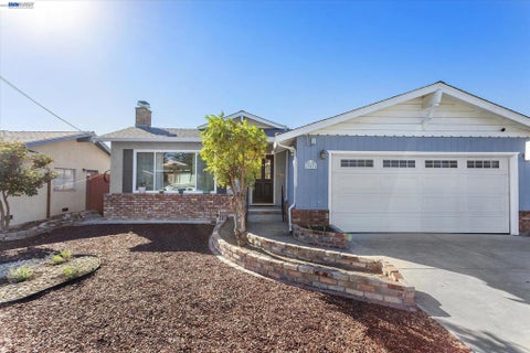 Photo of 19431 Garrison Ave AVE, Castro Valley, CA 94546 (MLS # 41151610)