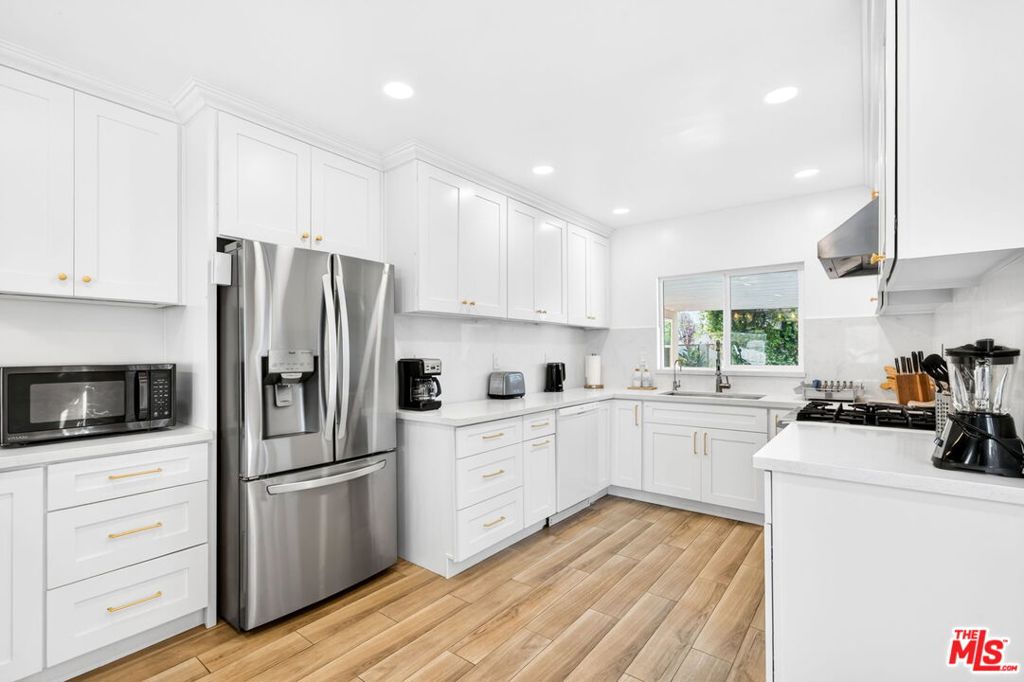 5910 W 77th Place
