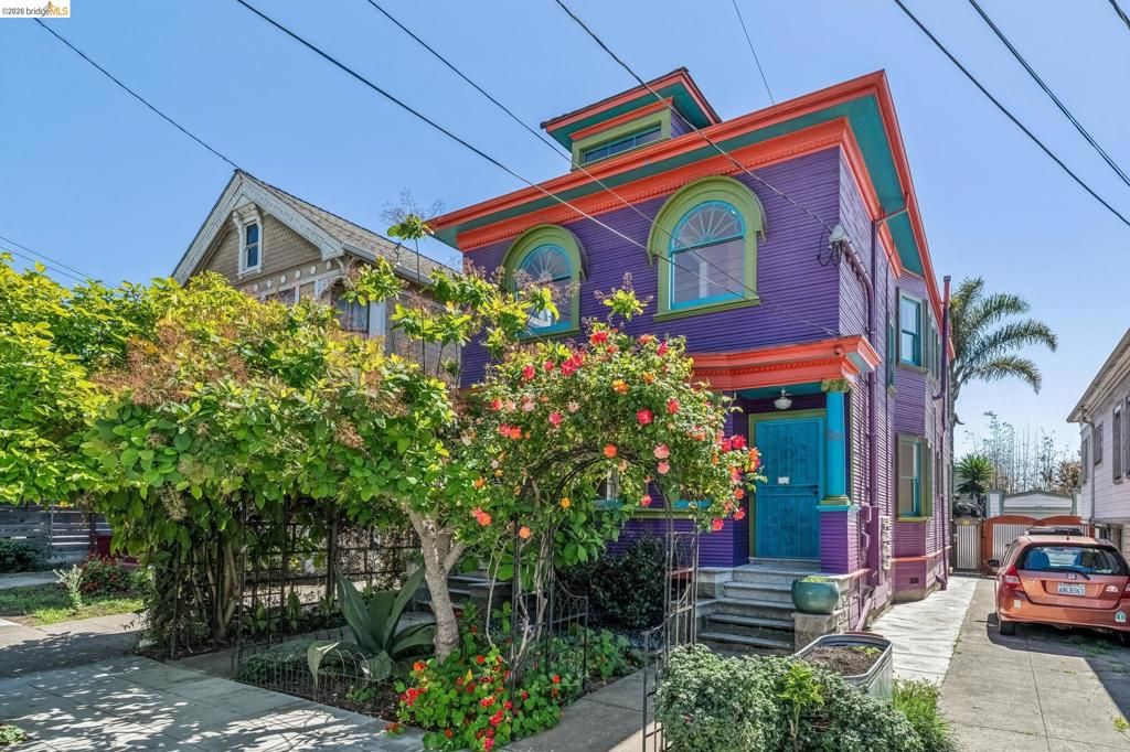 Photo of 821 32nd St, Oakland, CA 94608 (MLS # 41130428)