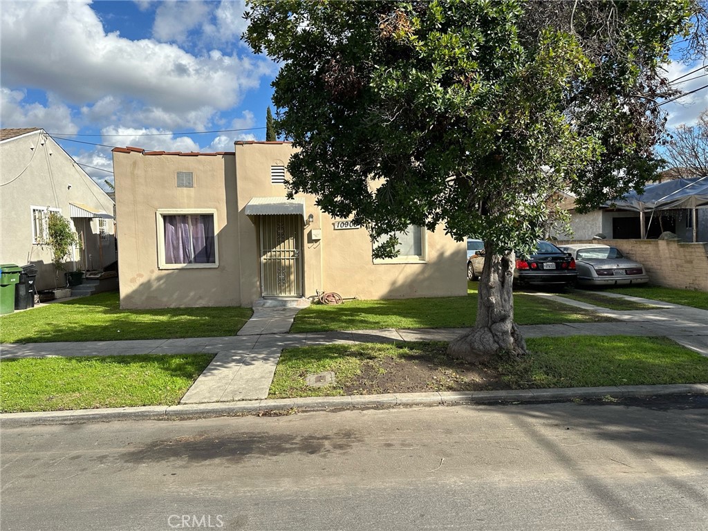 10904 S Spring
