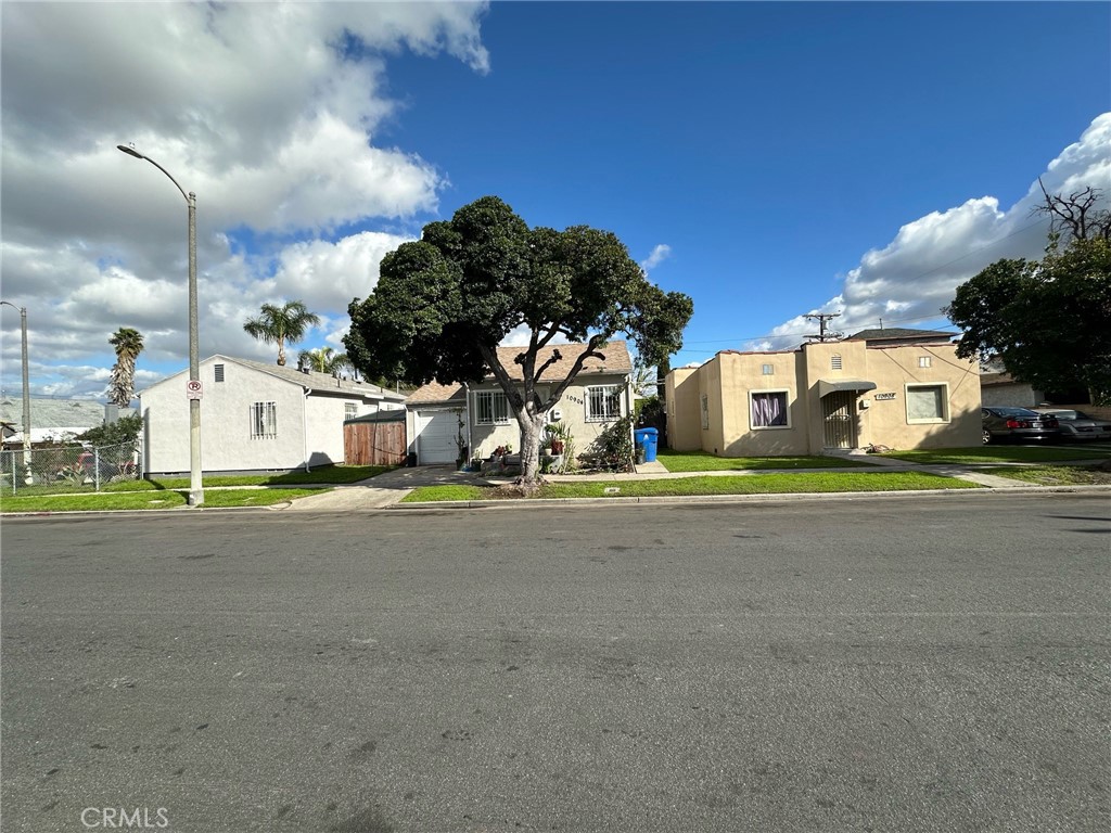 10904 S Spring