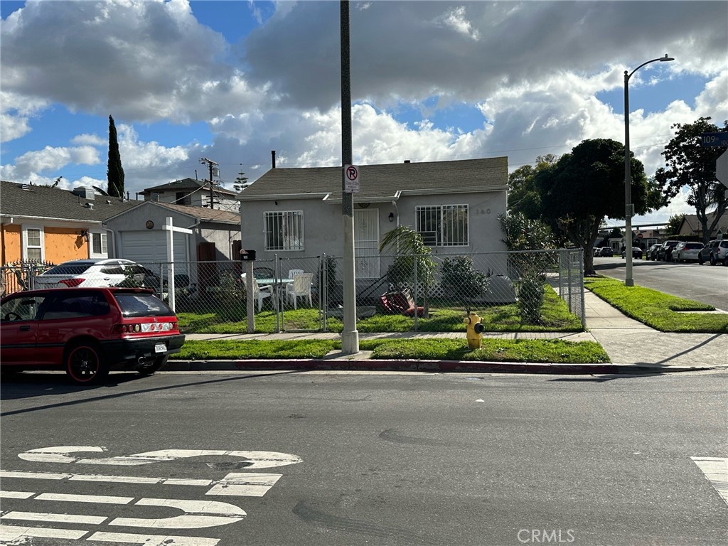 10904 S Spring