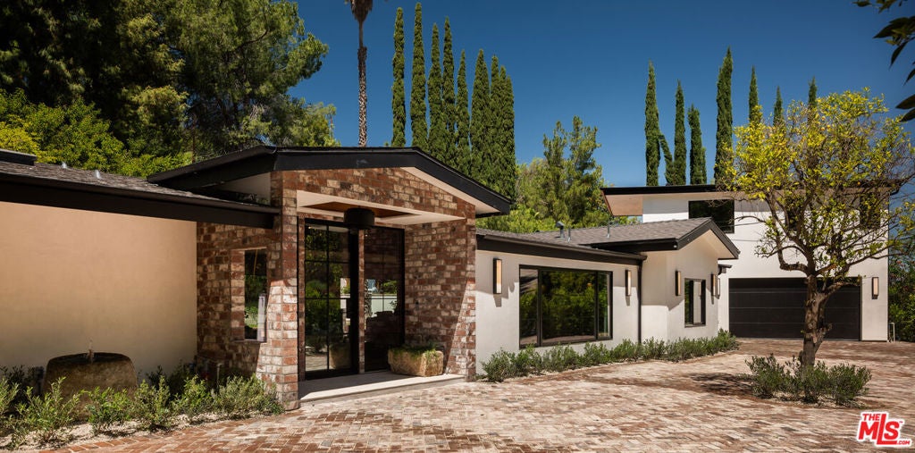Photo of 18001 Boris Drive, Encino, CA 91316 (MLS # 26977265)