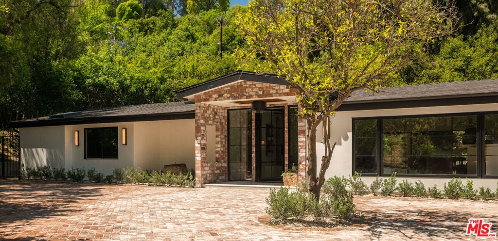 Photo of 18001 Boris Drive, Encino, CA 91316 (MLS # 26977265)