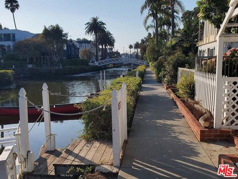 Photo of 2362 Ocean Avenue, Venice, CA 90291 (MLS # 25597113) Photo of 2362 Ocean Avenue, Venice, CA 90291 (MLS # 25597113)